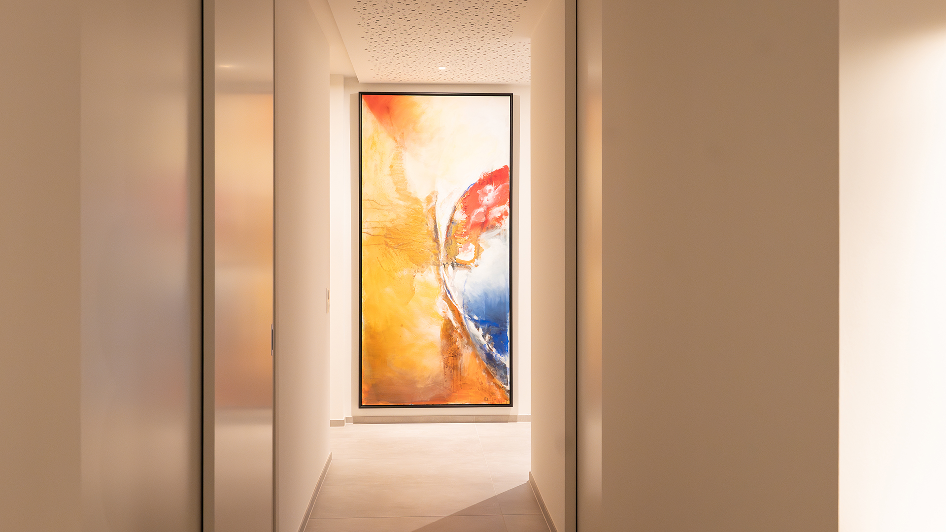 Flurbeleuchtung in Penthouse mit Kunstwerk, Lichtplanung Vorarlberg